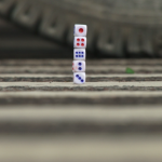 廖文峰，马路上的色子，录像，01’43”，2011