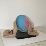 我13年前被一种她告诉我的内在美快乐地强迫然而现在我依然能够回地去,依然能够回地去。女士桌面化妆镜子,穿过的丝袜,染色宣纸,胶水,黑色垃圾袋,塑料pc板,镜面直径 11,5cm,2012 我13年前被一种她告诉我的内在美快乐地强迫然而现在我依然能够回地去,依然能够回地去。女士桌面化妆镜子,穿过的丝袜,染色宣纸,胶水,黑色垃圾袋,塑料pc板,镜面直径 11,5cm,2012