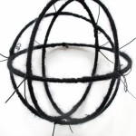 边亦中和Karin van Dam, “悬物," 混合媒介装着，牙科里，毛线，沙袋， 缆绳缓冲器, 油紙傘, 杆基部的套子,泡沫聚苯乙烯, 塑料扎带, 绣花圈, 绳子, 可变的尺寸， 2013 