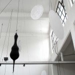 边亦中和Karin van Dam, “悬物," 混合媒介装着，牙科里，毛线，沙袋， 缆绳缓冲器, 油紙傘, 杆基部的套子,泡沫聚苯乙烯, 塑料扎带, 绣花圈, 绳子, 可变的尺寸， 2013 