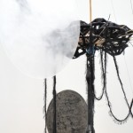 边亦中和Karin van Dam, “悬物," 混合媒介装着，牙科里，毛线，沙袋， 缆绳缓冲器, 油紙傘, 杆基部的套子,泡沫聚苯乙烯, 塑料扎带, 绣花圈, 绳子, 可变的尺寸， 2013 