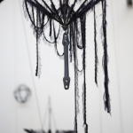 边亦中和Karin van Dam, “悬物," 混合媒介装着，牙科里，毛线，沙袋， 缆绳缓冲器, 油紙傘, 杆基部的套子,泡沫聚苯乙烯, 塑料扎带, 绣花圈, 绳子, 可变的尺寸， 2013 