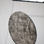 边亦中和Karin van Dam, “悬物," 混合媒介装着，牙科里，毛线，沙袋， 缆绳缓冲器, 油紙傘, 杆基部的套子,泡沫聚苯乙烯, 塑料扎带, 绣花圈, 绳子, 可变的尺寸， 2013 